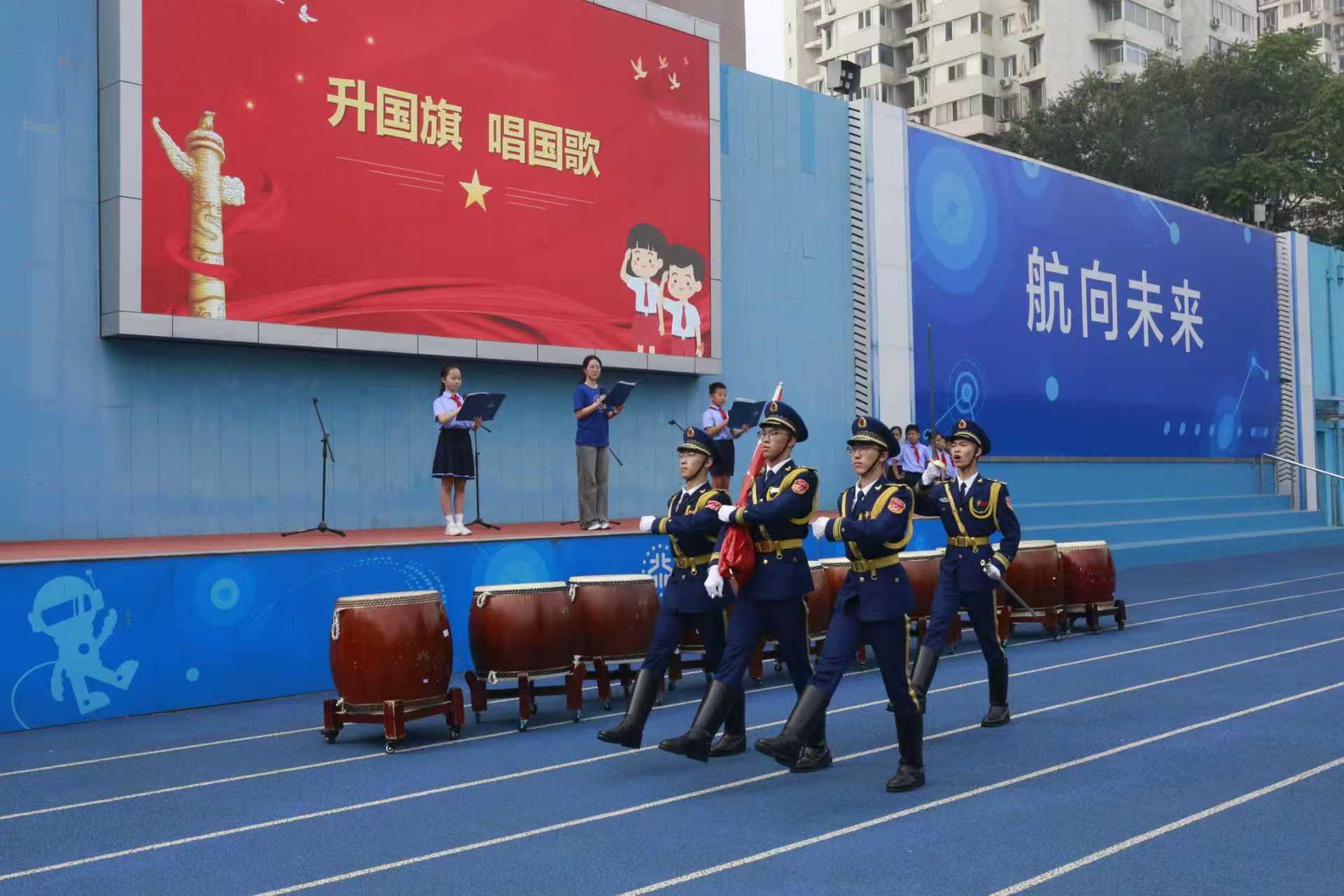 大学国旗护卫队参加小学部开学典礼活动1.jpg