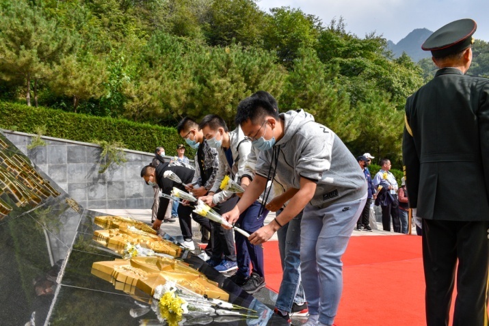 说明: E:\2020年\2020年九公山纪念活动\新闻稿及学生感想\活动照片\9.26铁军纪念园\6.jpg