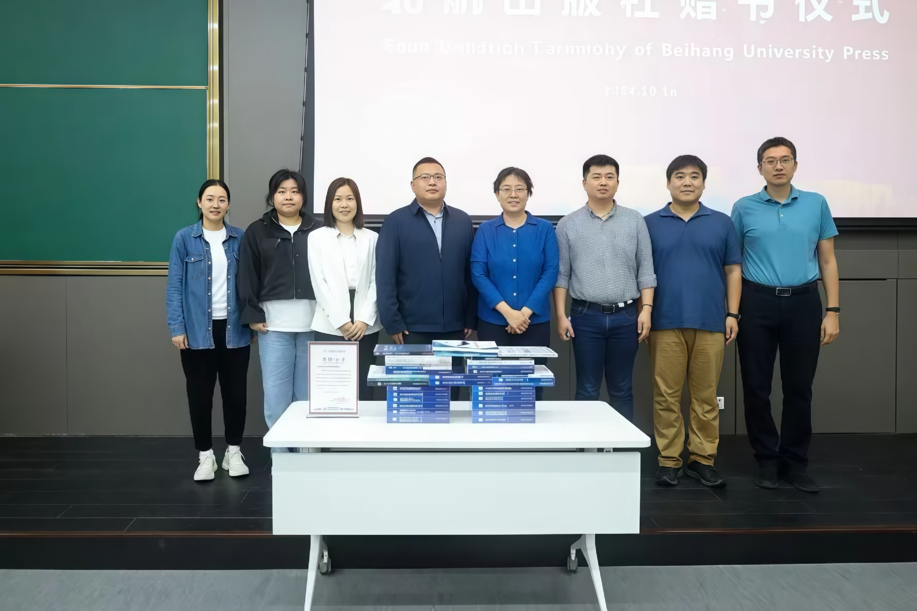 与杭州市北京航空航天大学国际创新研究院开展教材建设合作交流并进行图书捐赠.jpg