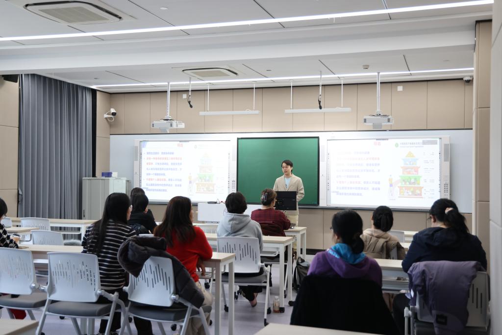 杨源现场讲座.JPG