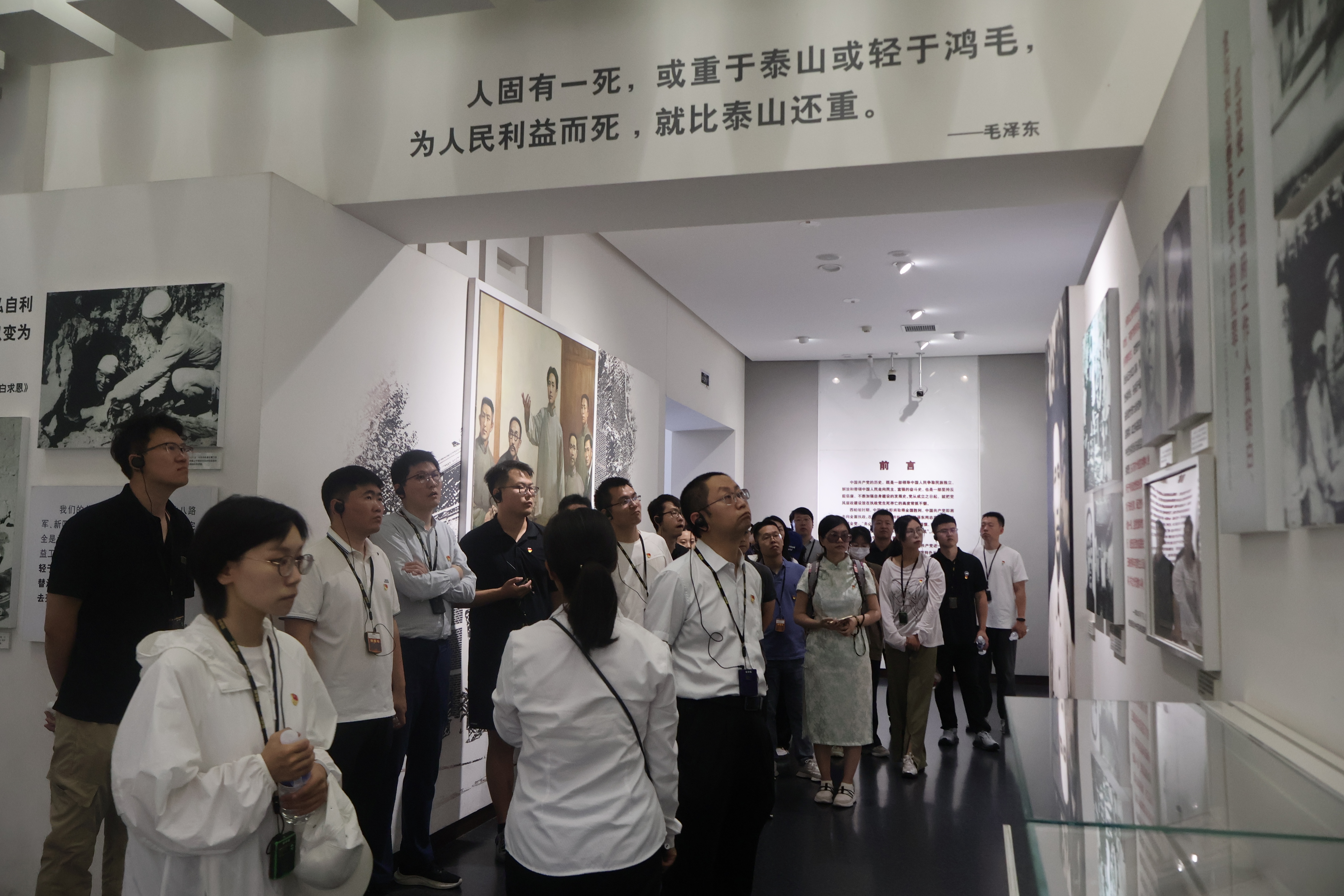 照片7-参观廉政教育观.JPG