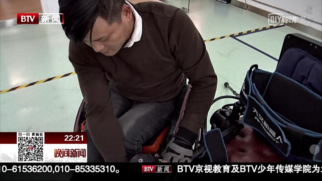 【北京卫视】《晚间新闻报道》：康复外骨骼机器人：穿上它走两步