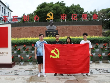 实践队党员参观甘州区红西路军烈士纪念馆合影
