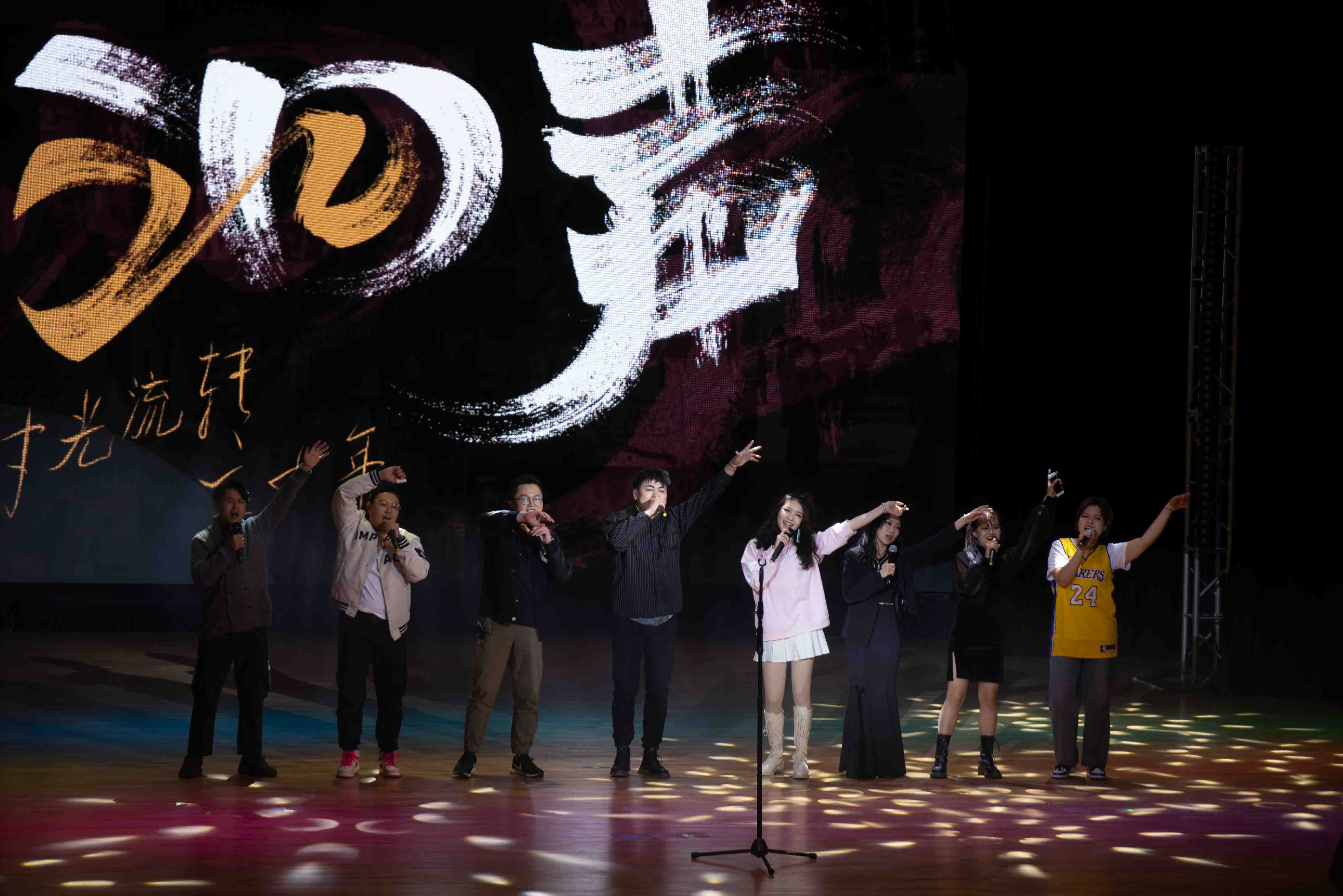 图1 八强选手合唱暖场