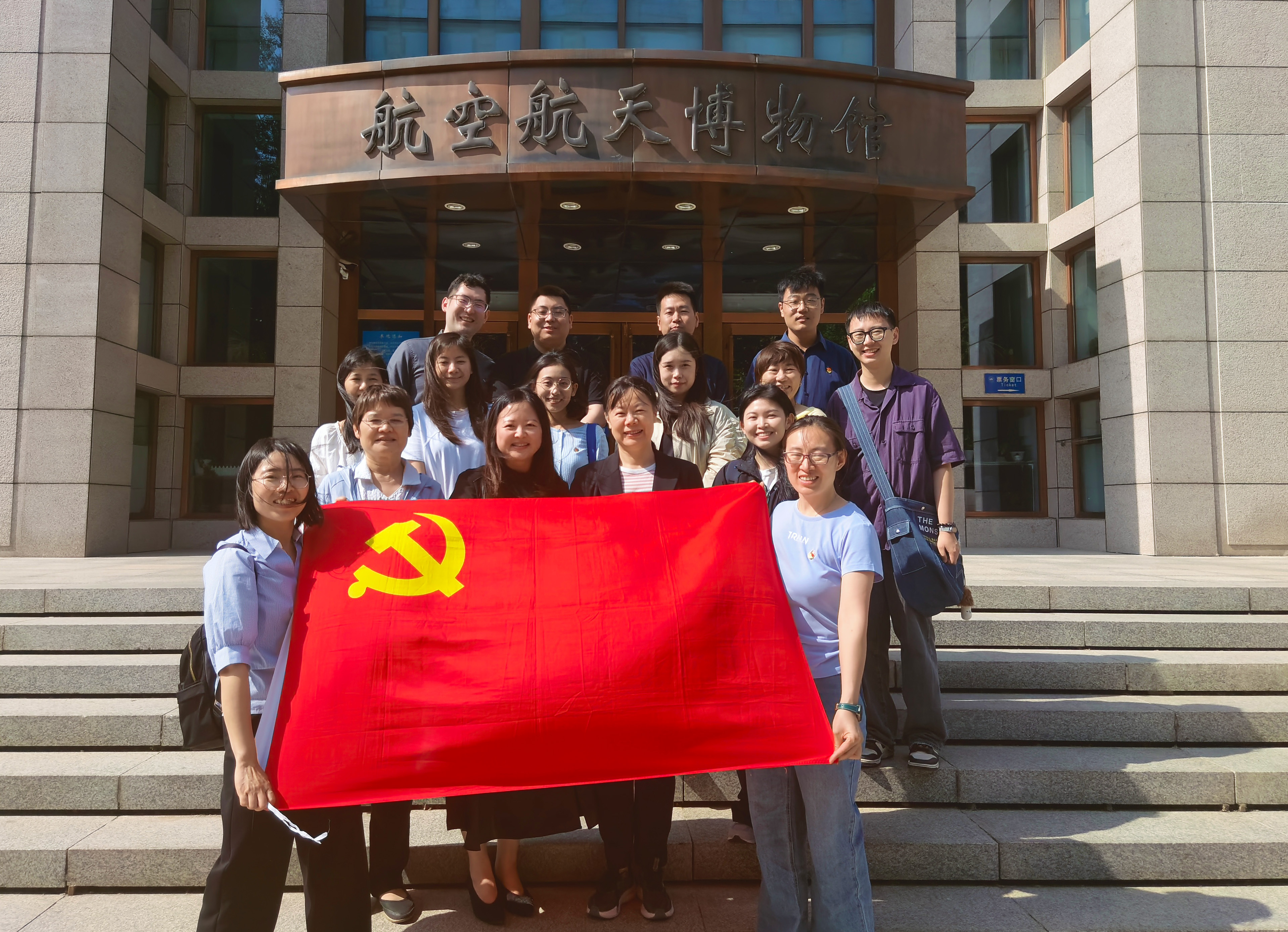 航空馆合影.jpg