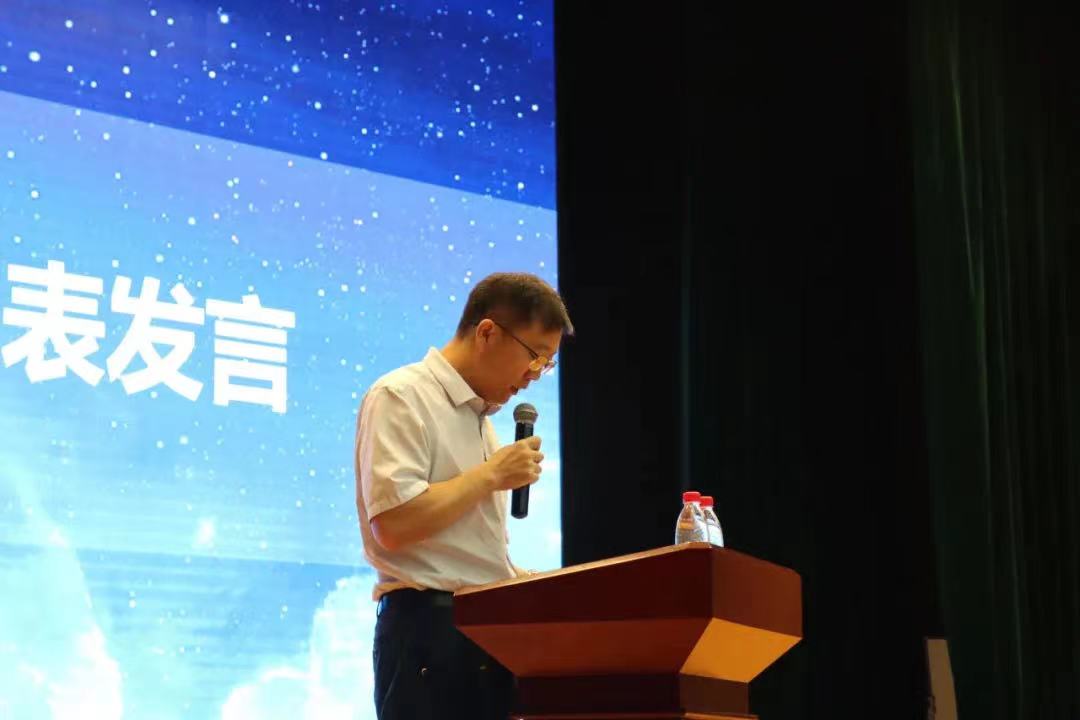 杰出校友邢立华发言