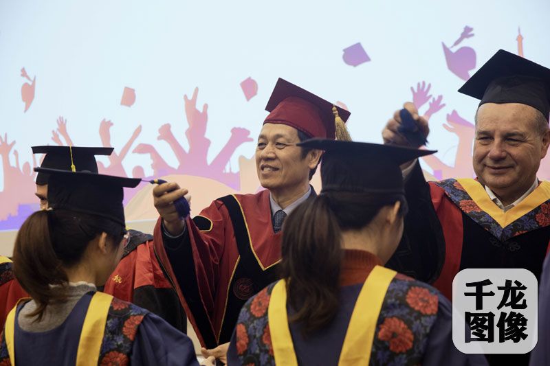 北京航空航天大学校长徐惠彬院士和法国中央理工大学集团主席Romain SOUBEYRAN教授为中法工程师学院第八届工程师研究生毕业拨穗。北京航空航天大学供图 千龙网发