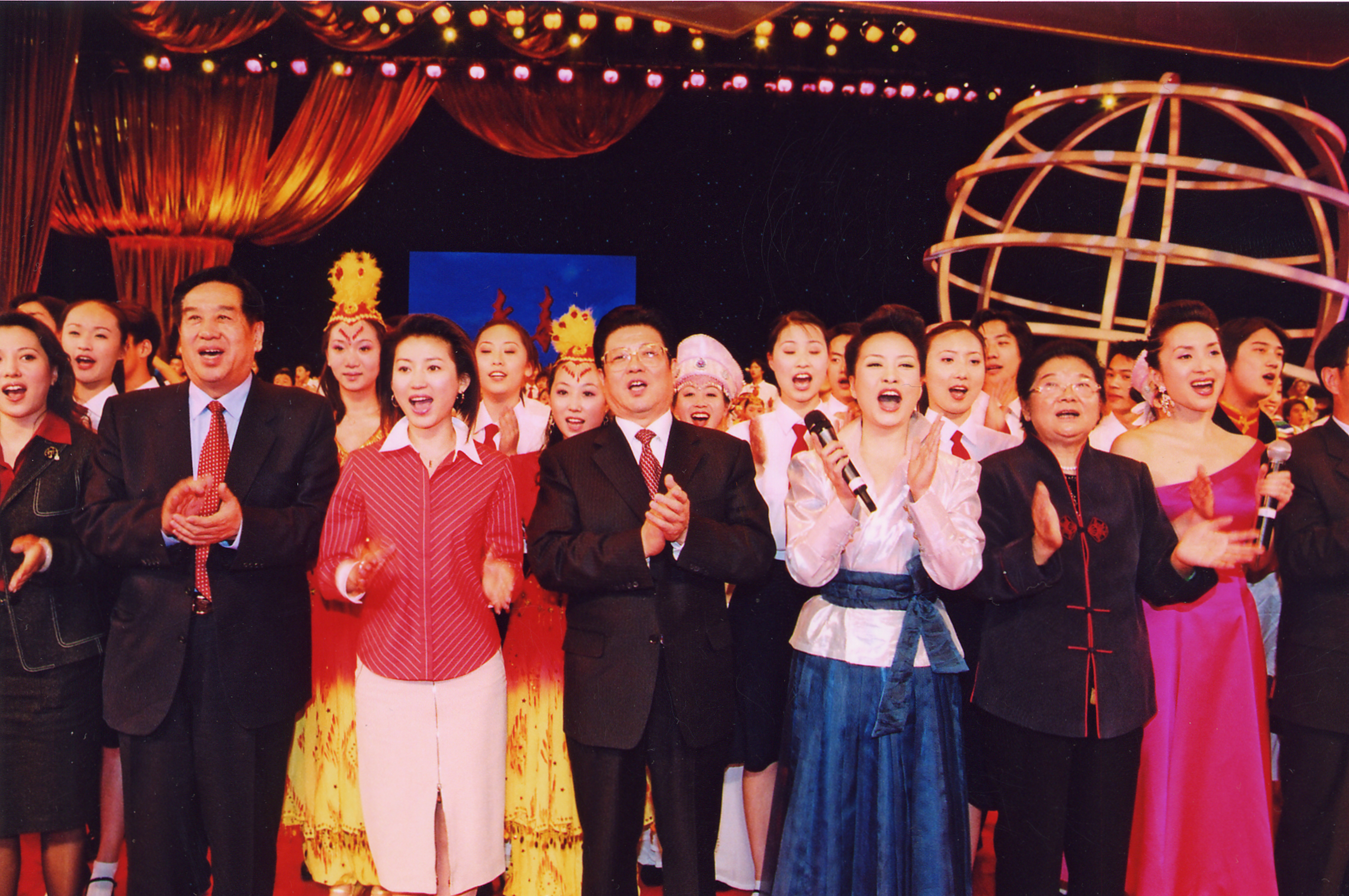 上海大学庆祝六一合唱舞蹈专场演出举行